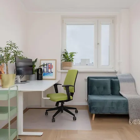Unique 2 Bedroom With Air Conditioning In By Renters شقة