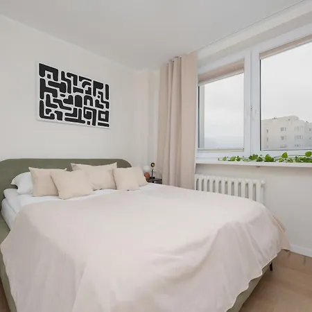 Unique 2 Bedroom With Air Conditioning In By Renters * Varşova