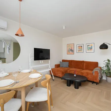 Unique 2 Bedroom With Air Conditioning In By Renters Varşova