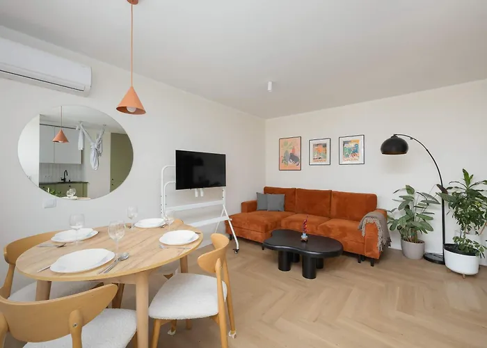 Unique 2 Bedroom With Air Conditioning In By Renters Warszawa