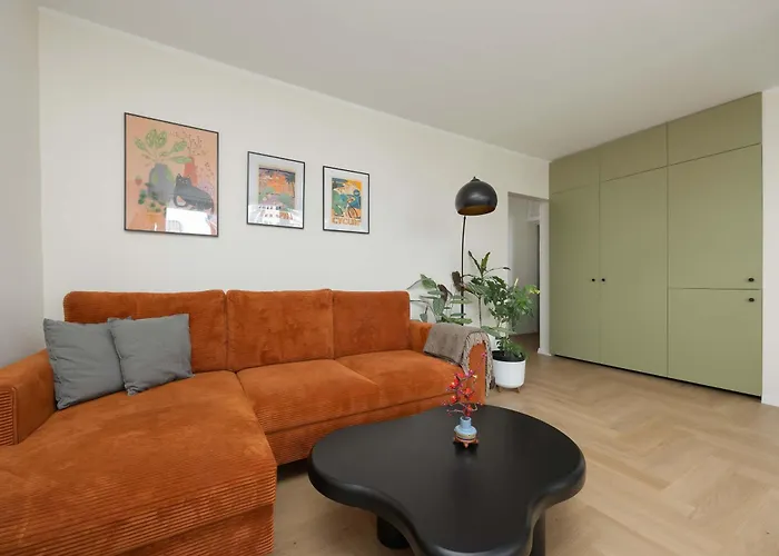 Unique 2 Bedroom With Air Conditioning In By Renters Lejlighed Warszawa