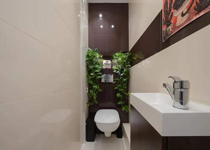 Unique 2 Bedroom With Air Conditioning In By Renters Lejlighed Warszawa